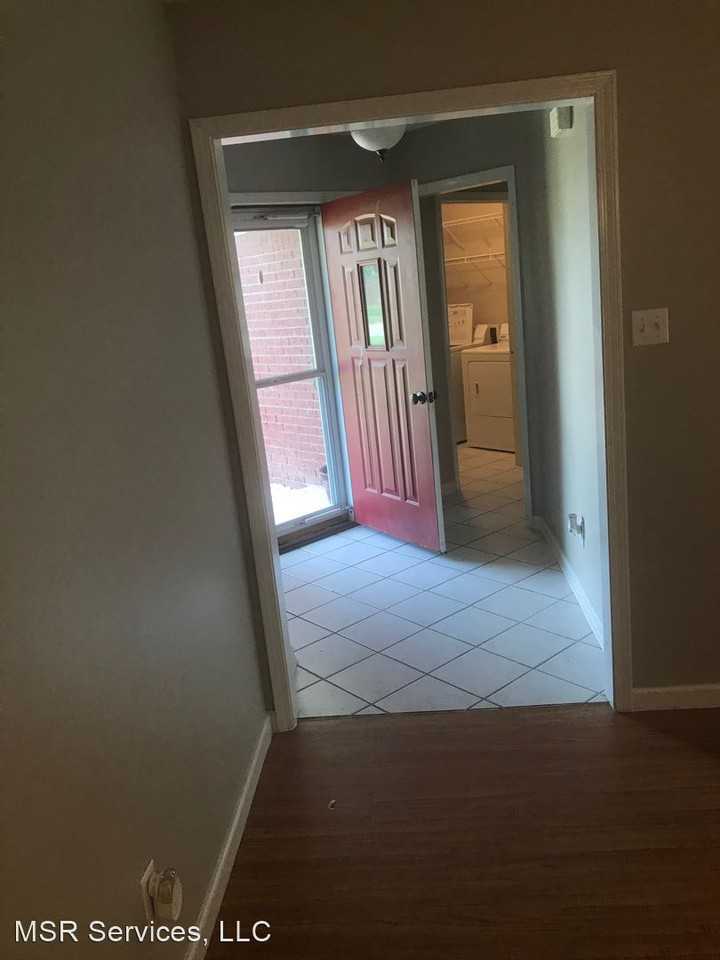 561 Bloomington Dr - Photo 3 of 11