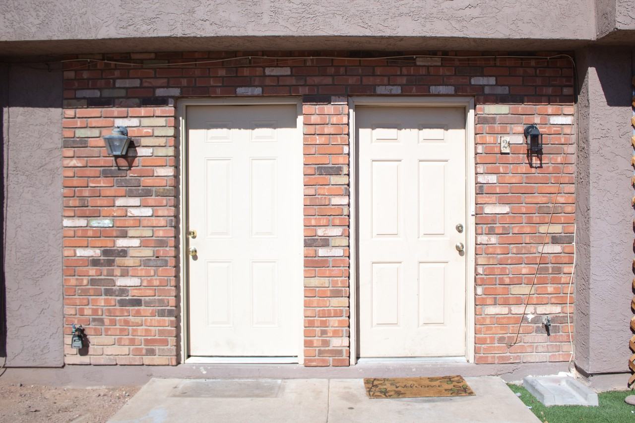 1449 E Knoll Cir - Photo 3 of 9