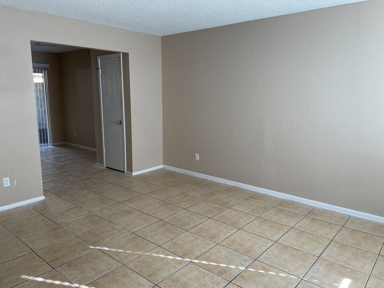 1449 E Knoll Cir - Photo 4 of 9