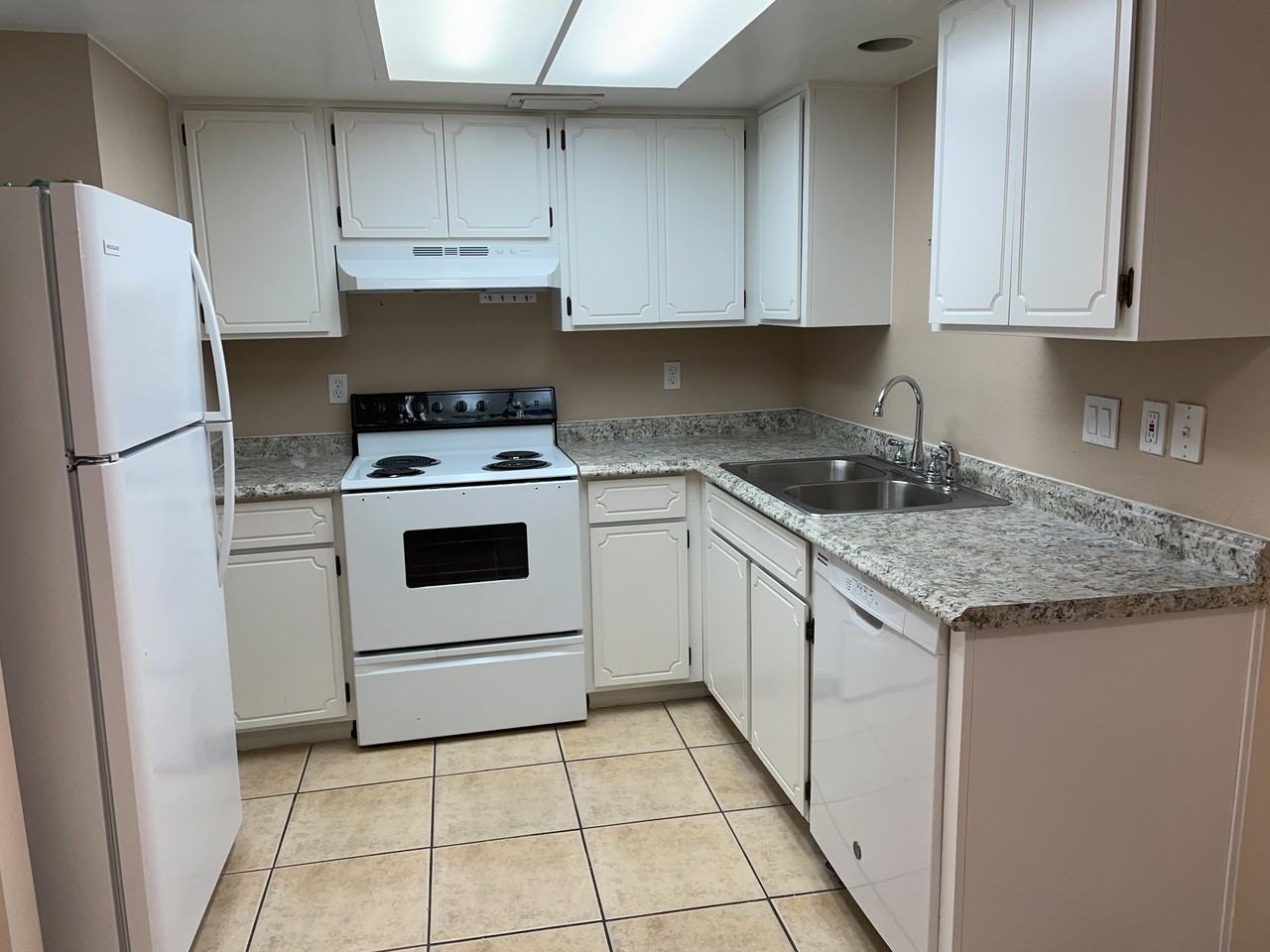 1449 E Knoll Cir - Photo 5 of 9