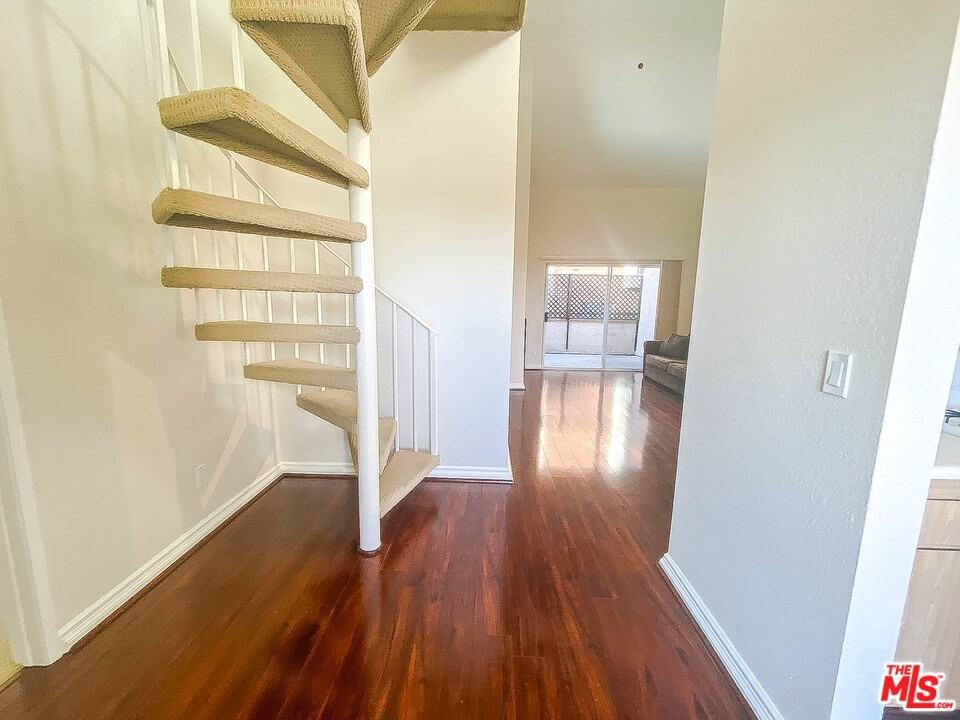 156 S Oak Knoll Ave - Photo 3 of 17