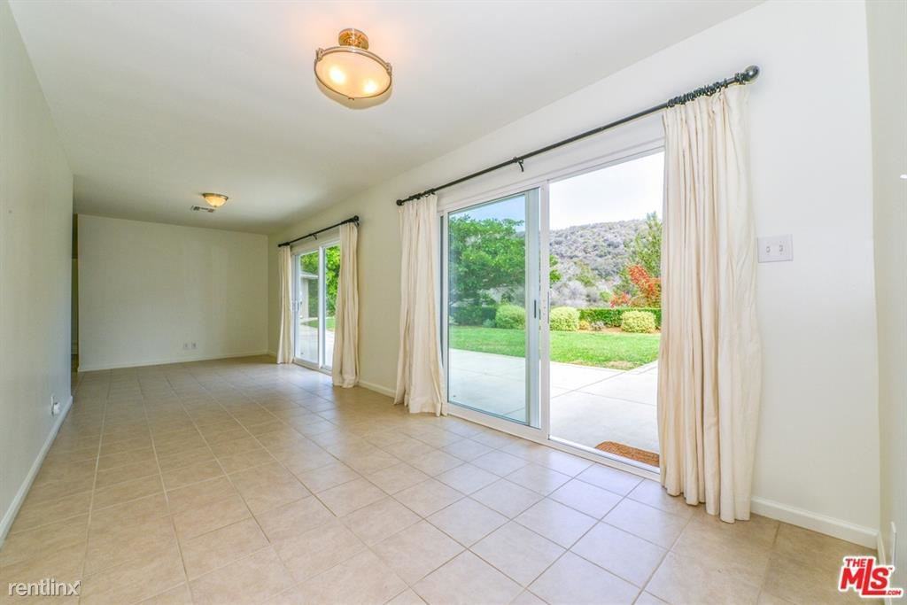 1122 El Medio Ave - Photo 2 of 10