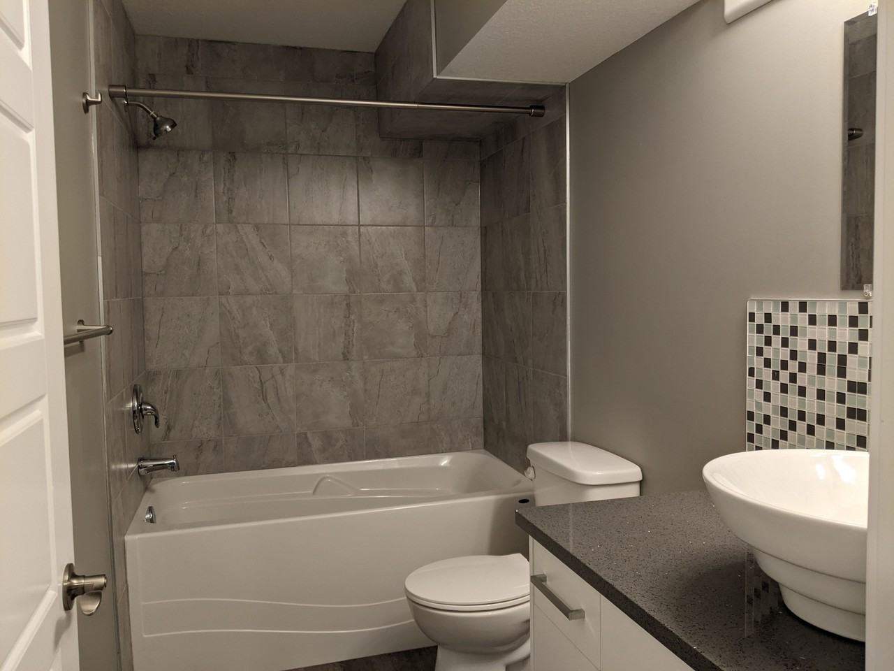 INGLEWOOD! NEW 1 BEDROOM LEGAL BASEMENT SUITE - Photo 3 of 17