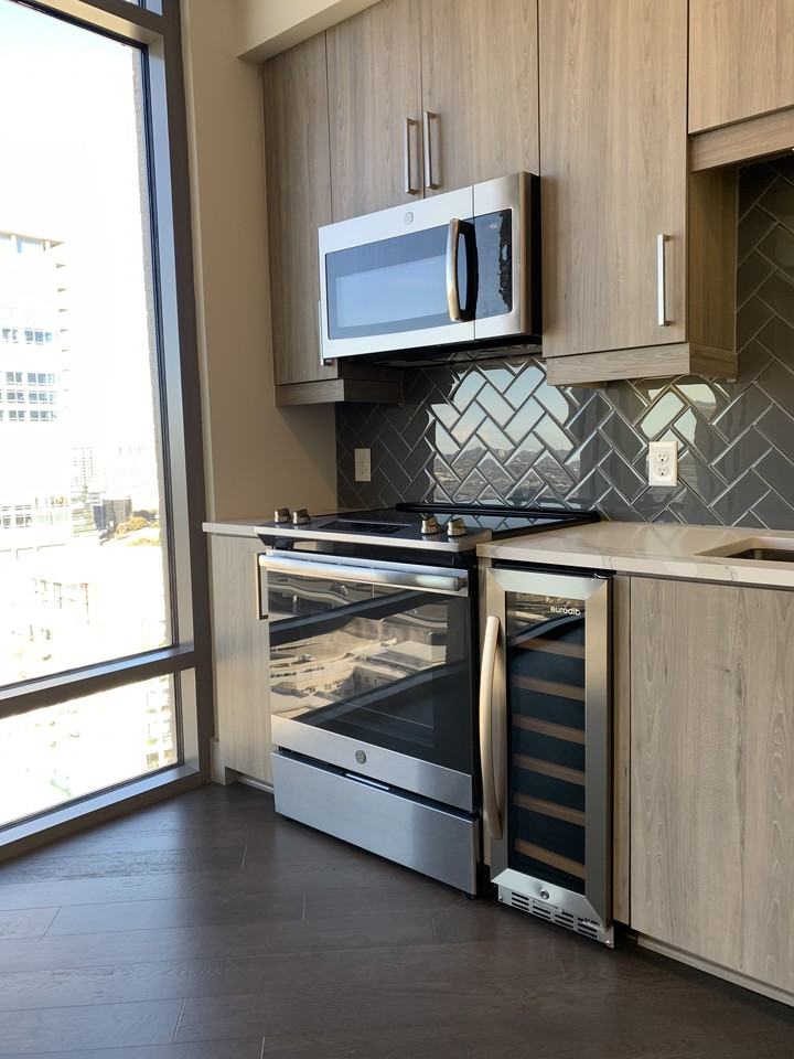 2371 Victory Avenue - Photo 2 of 9