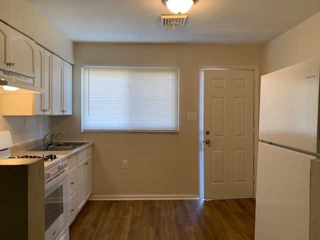 9204 Huiskamp Avenue - Photo 3 of 11