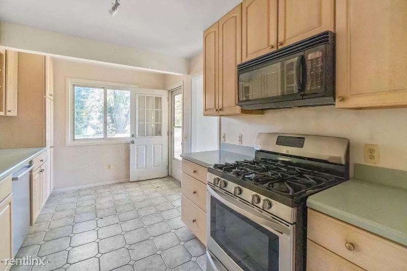 150 Susan Dr - Photo 2 of 5