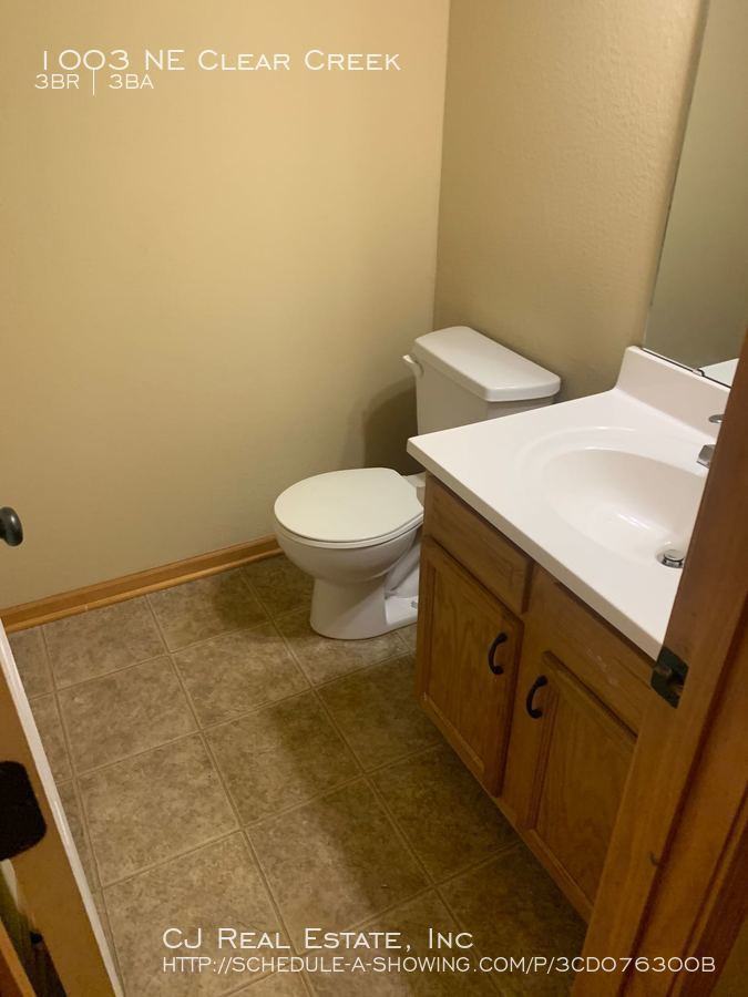 1003 Ne Clear Creek Dr - Photo 4 of 8