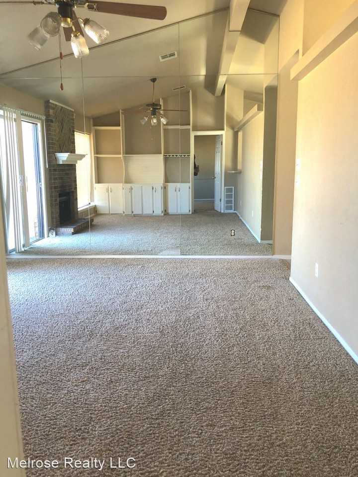 7917 Nw 83rd St - Photo 3 of 7