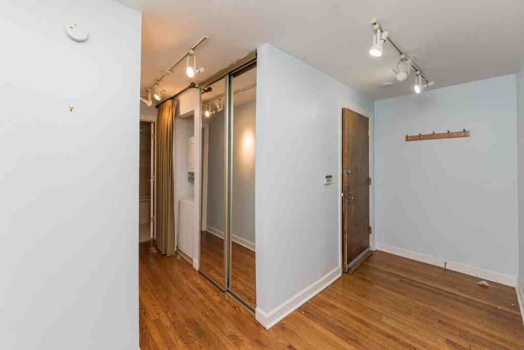 559 West Surf Street - Photo 3 of 12
