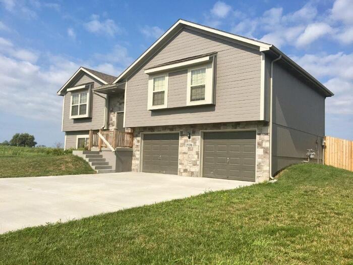 19106 Switchgrass Dr - Photo 3 of 20