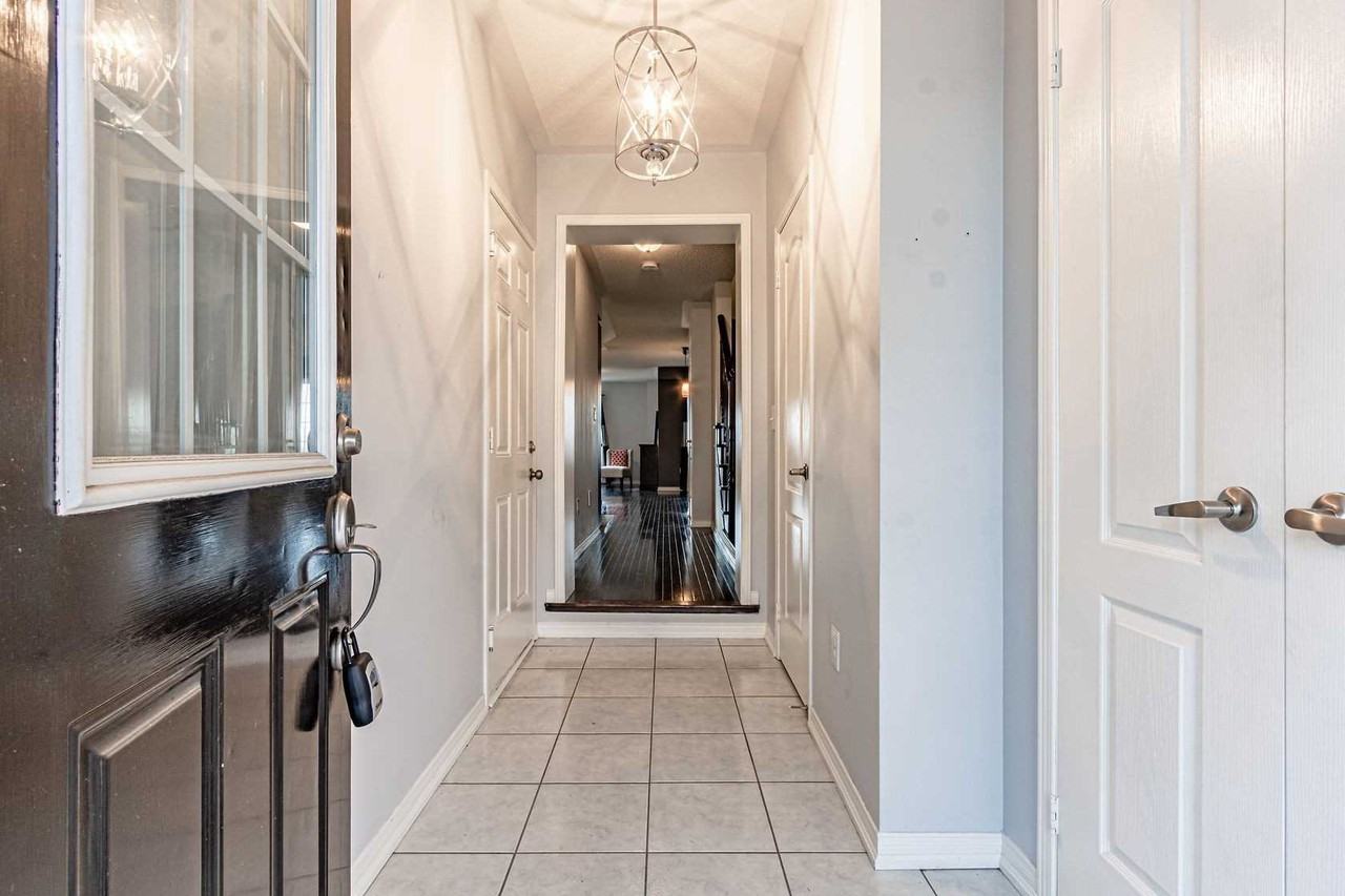 110 Lander Crescent - Photo 3 of 13