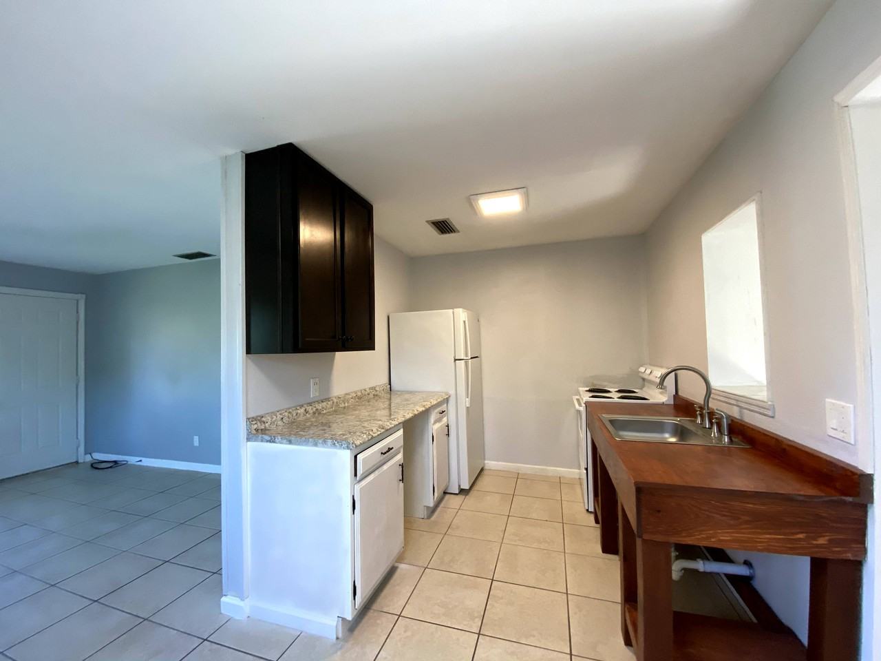 409 Crown Boulevard - Photo 3 of 26