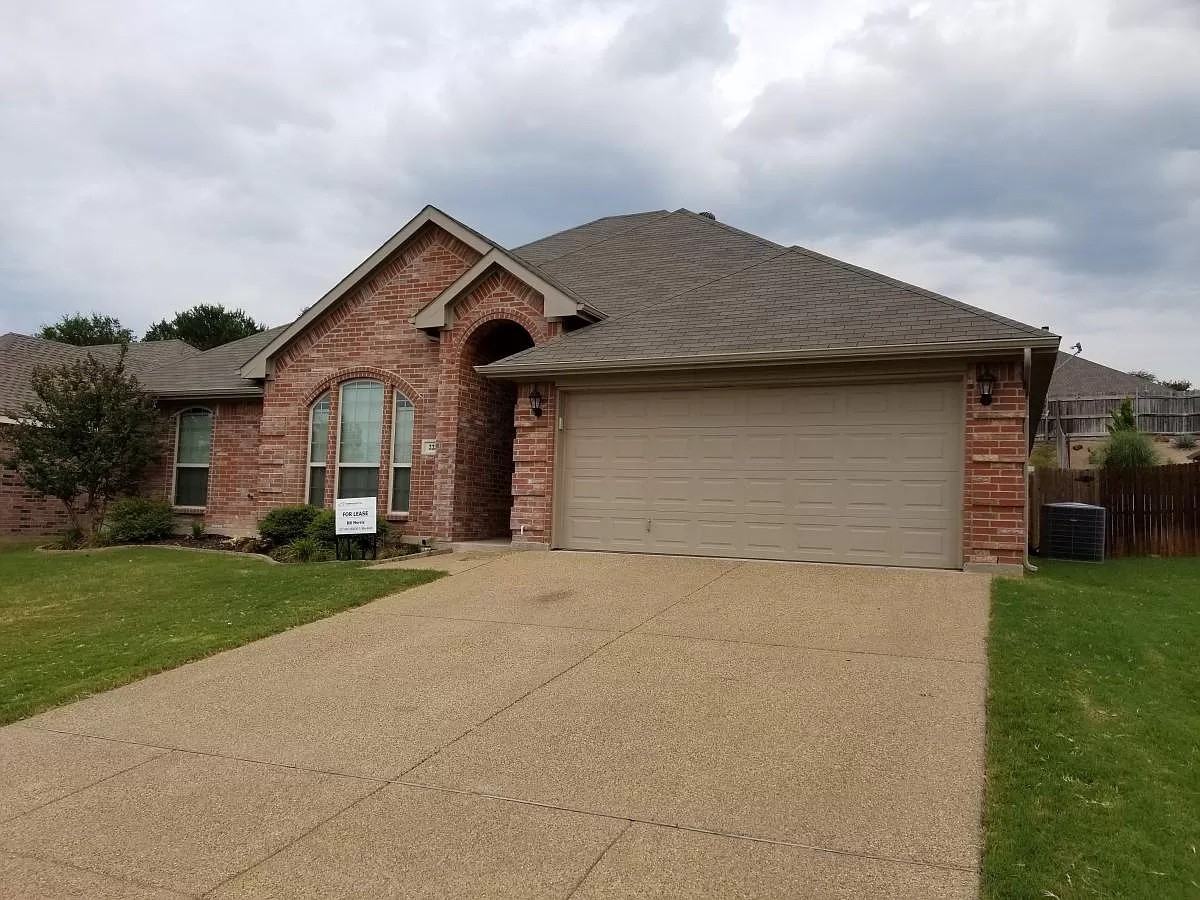 223 Carriage Dr - Photo 2 of 10