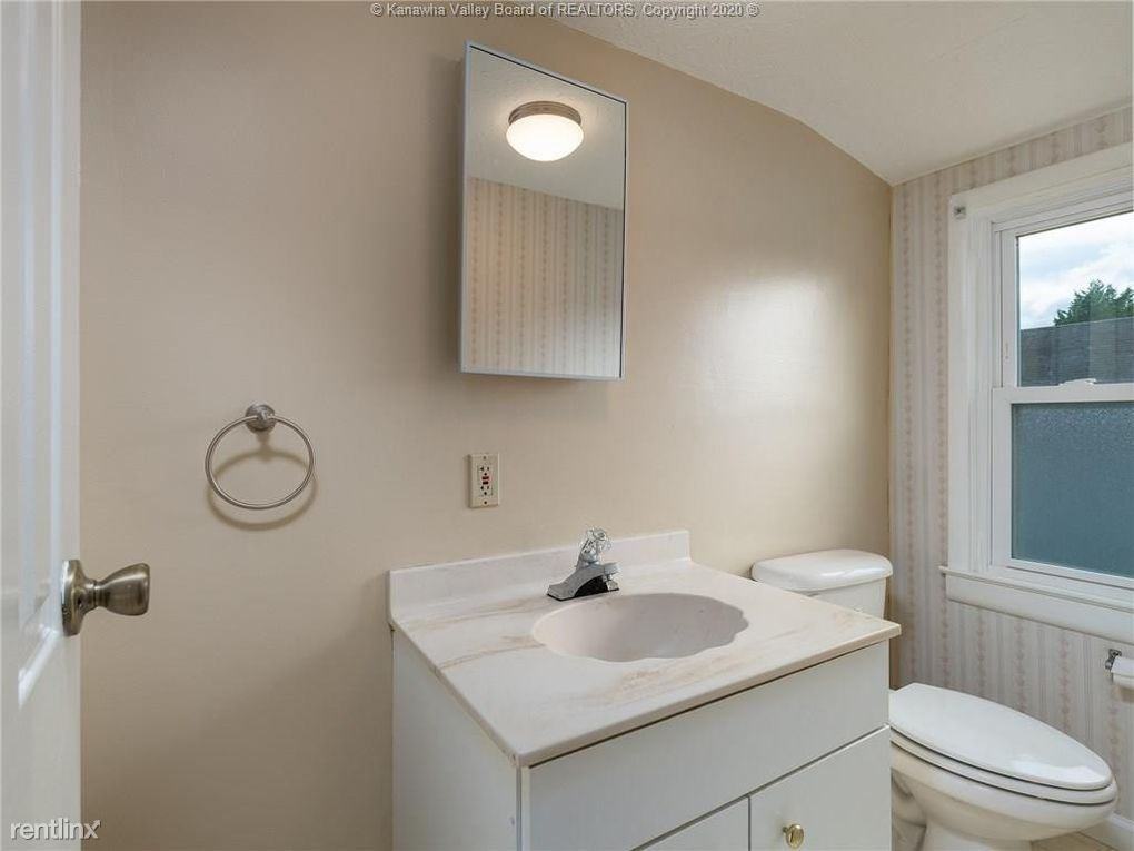 320 22nd St - Photo 3 of 18