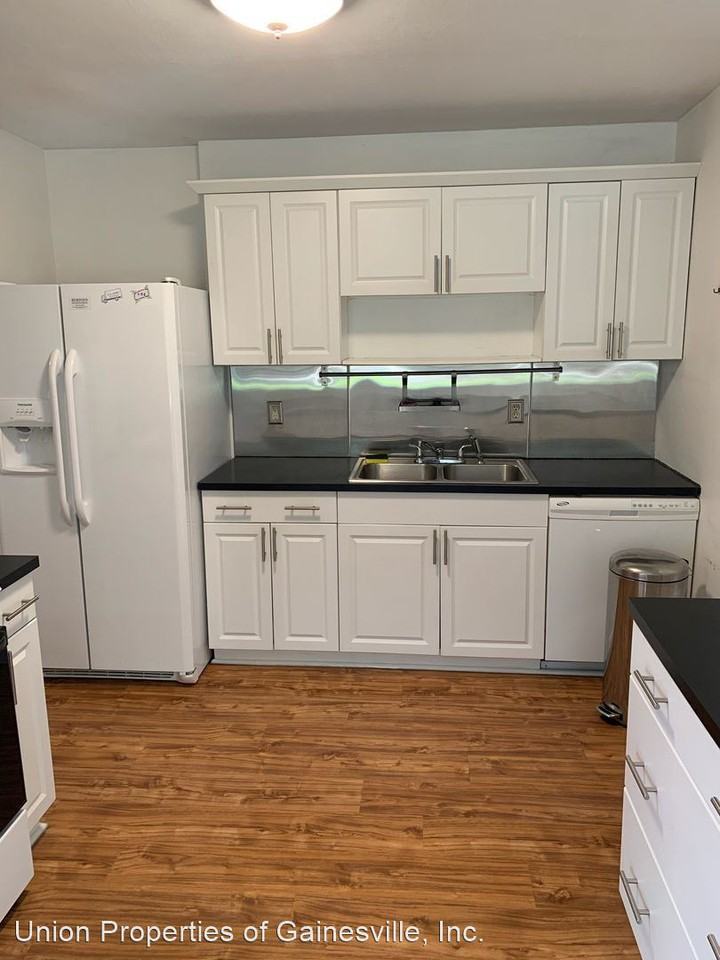 2502 Ne 11th Ter - Photo 2 of 11