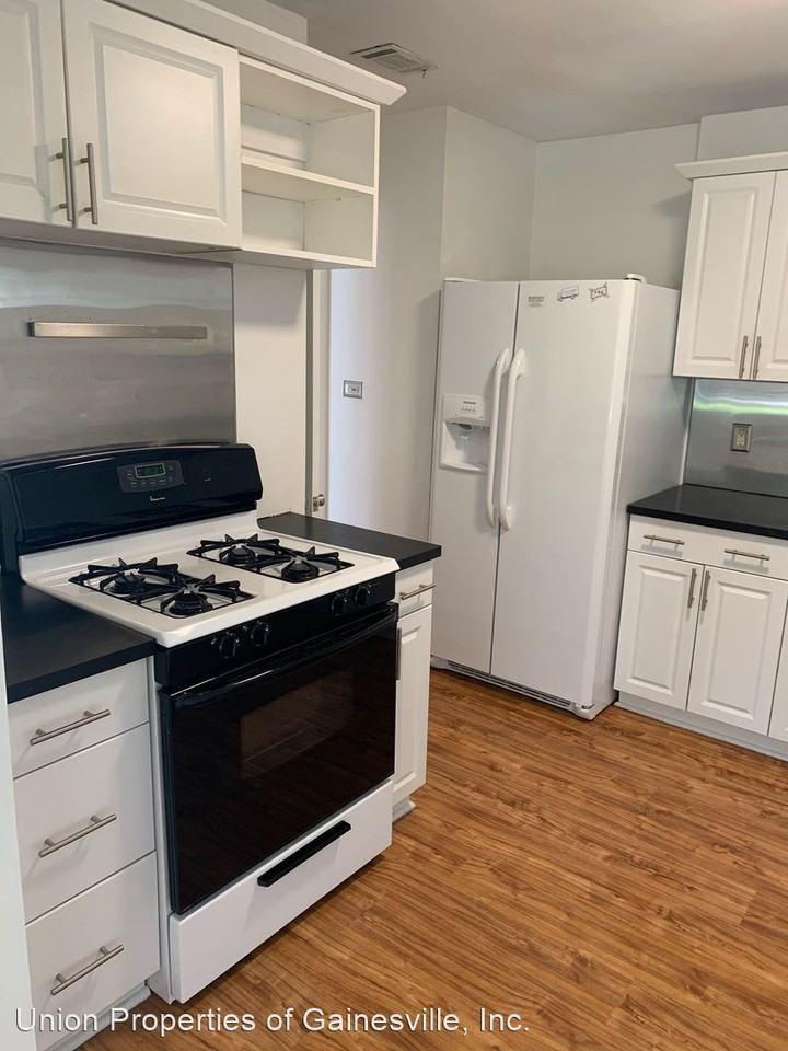 2502 Ne 11th Ter - Photo 3 of 11