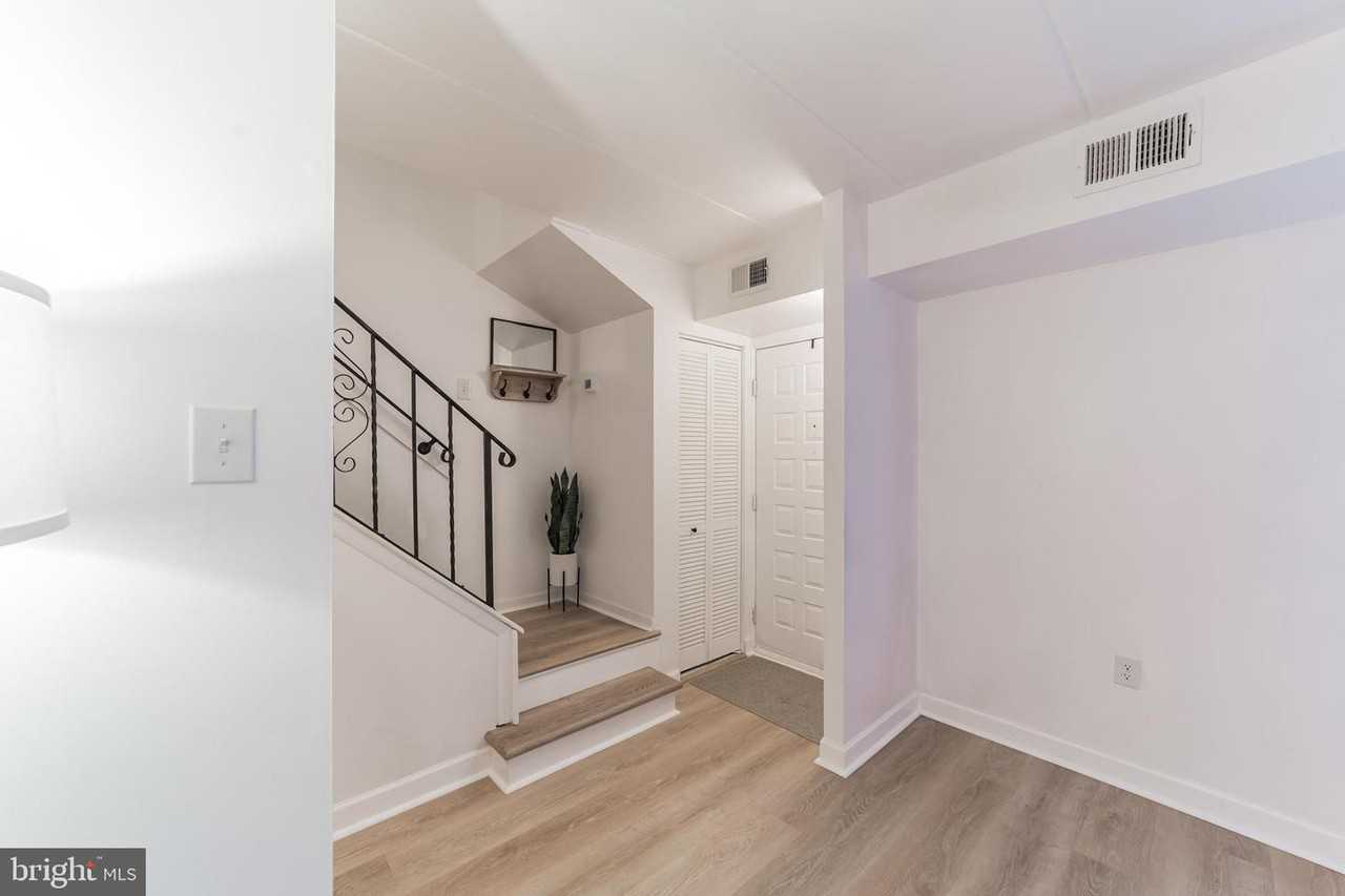 118 Village Walk - Photo 2 of 28