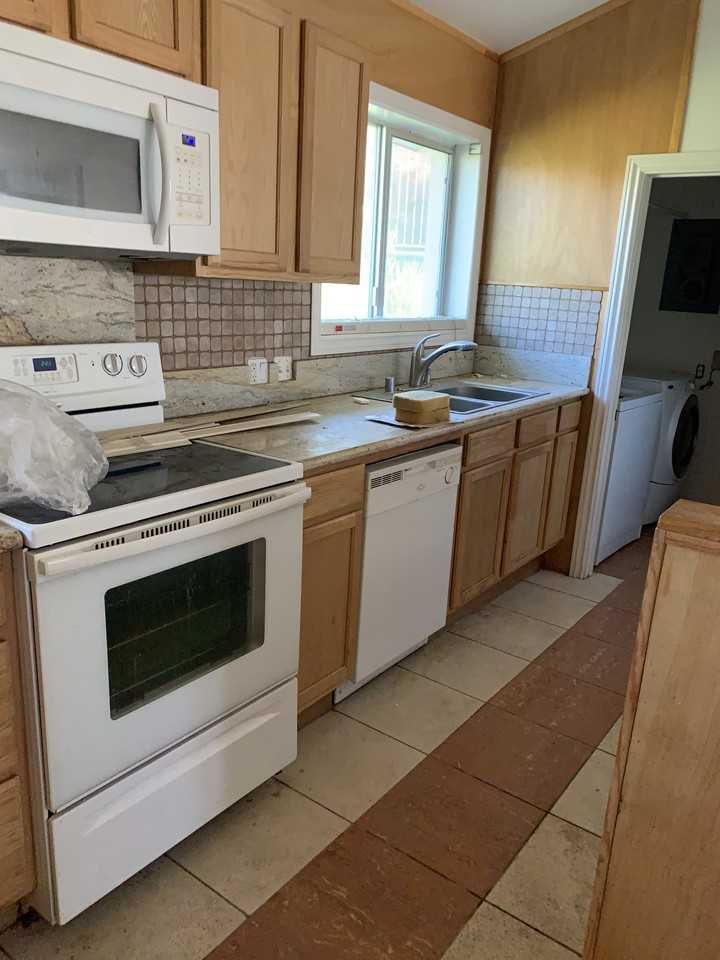 Corona - Photo 2 of 9