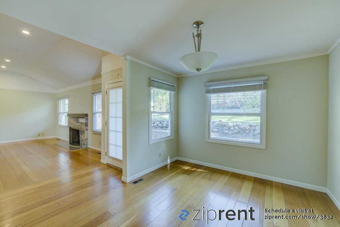 940 Hawthorne Dr - Photo 2 of 20