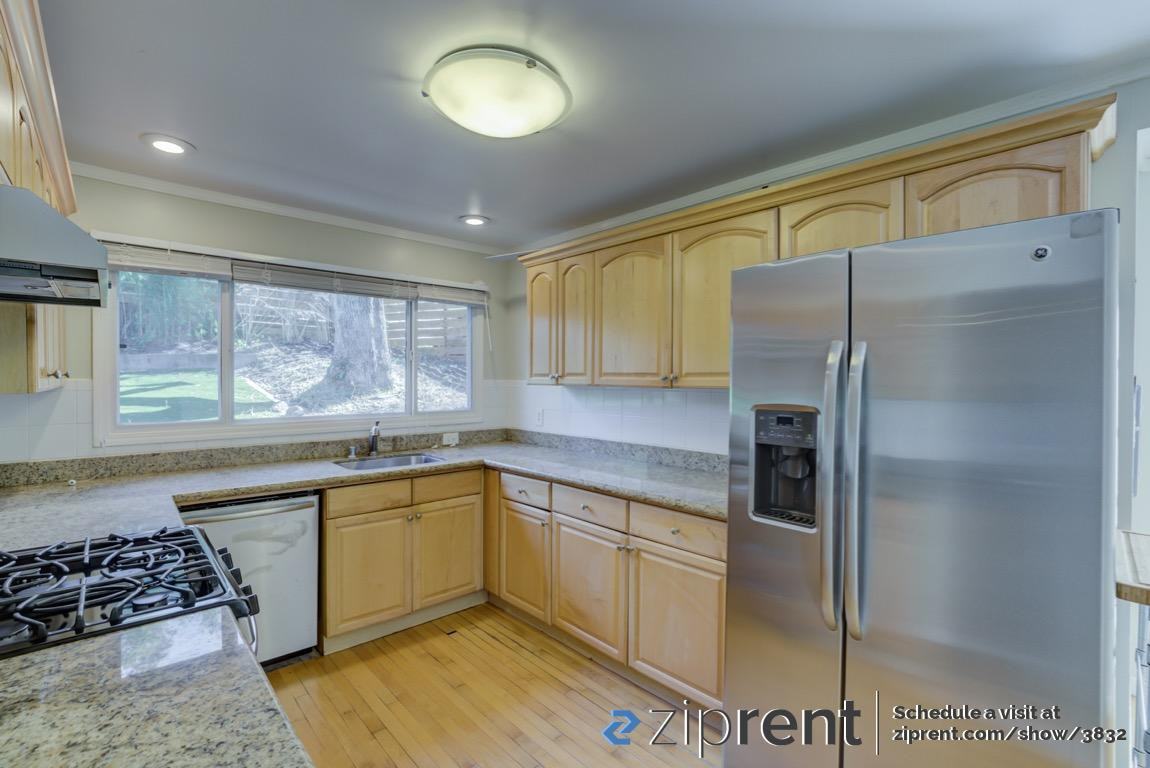 940 Hawthorne Dr - Photo 3 of 20