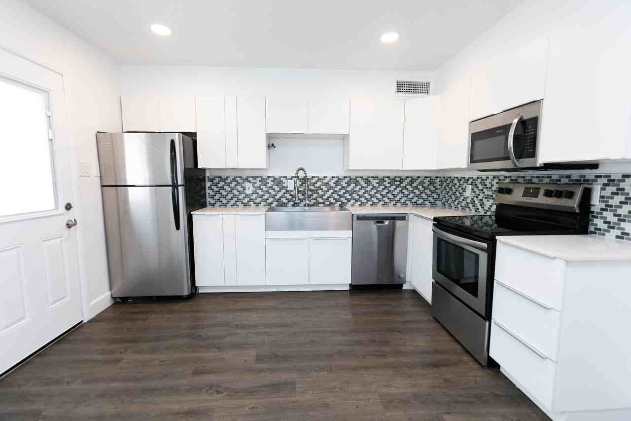 Lin Lor - Photo 2 of 22