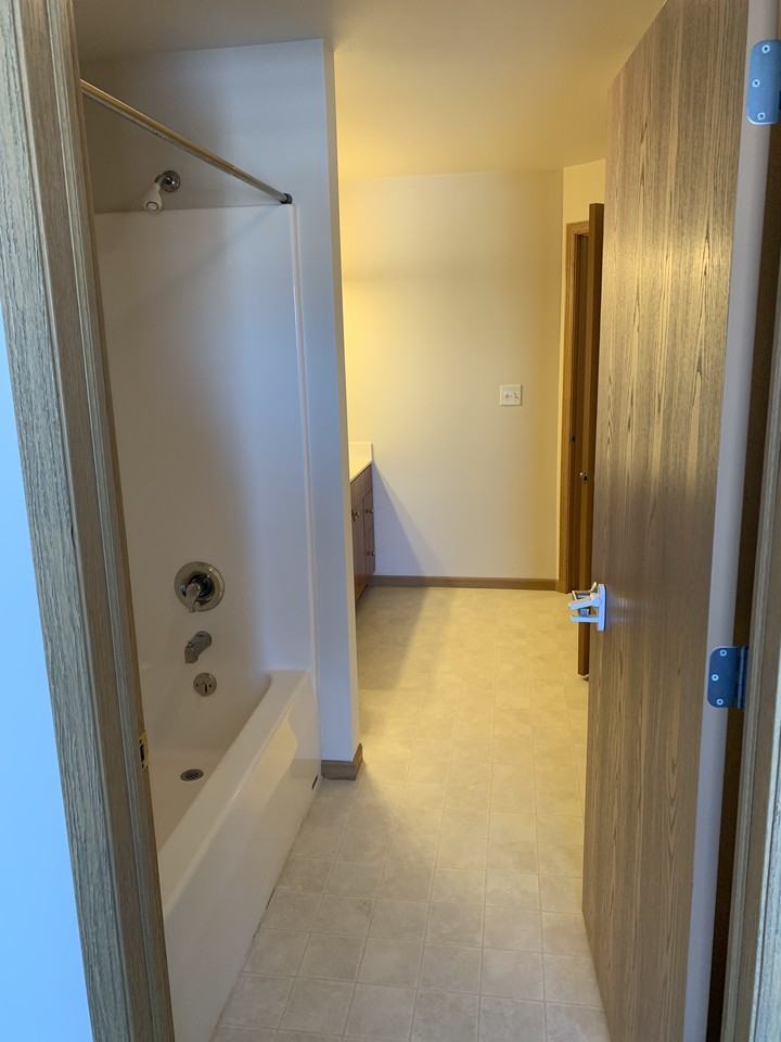 Cortland Pond - 2 Bedroom, 2 Bath - Photo 2 of 8