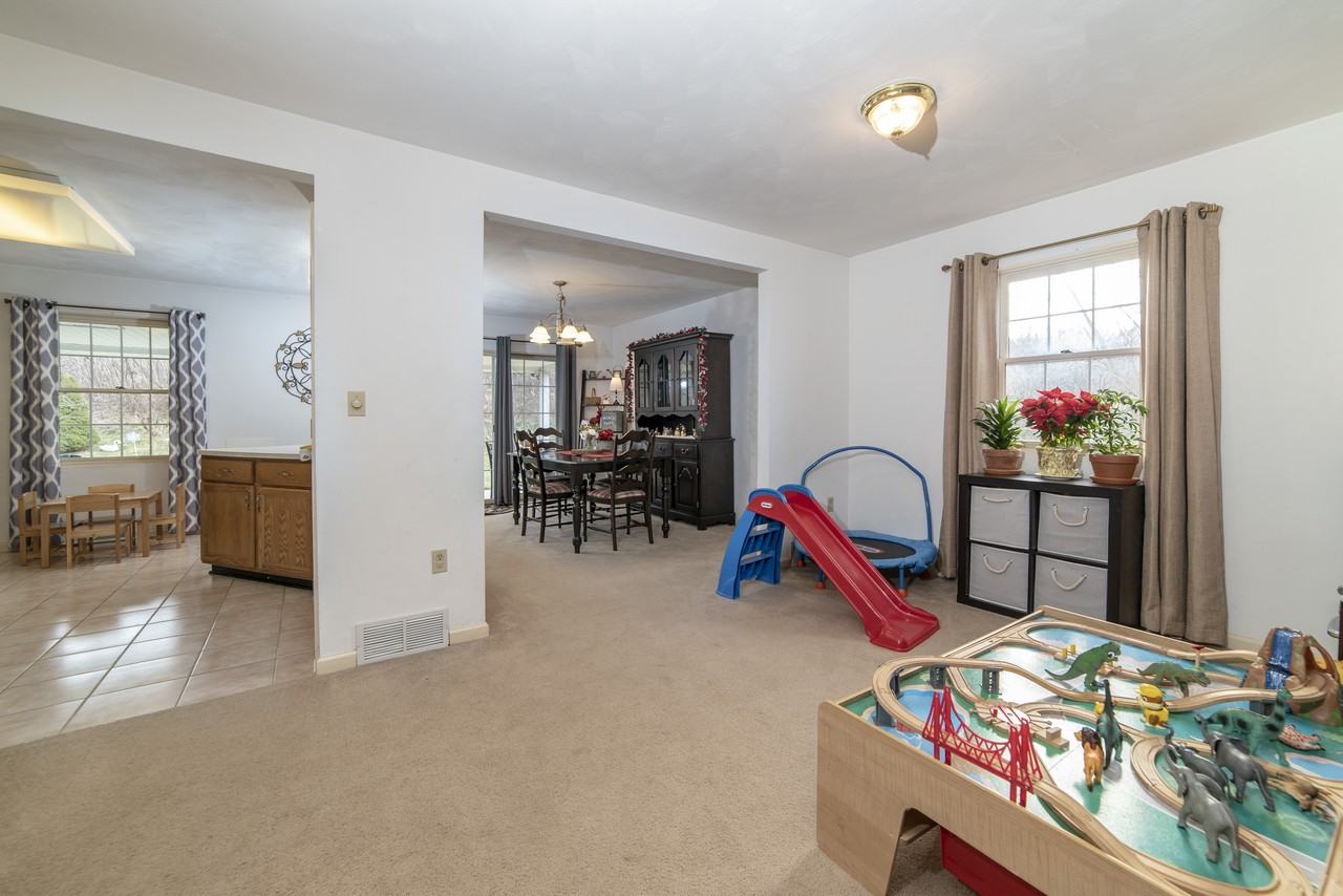 124 Northeast Drive - Photo 2 of 16