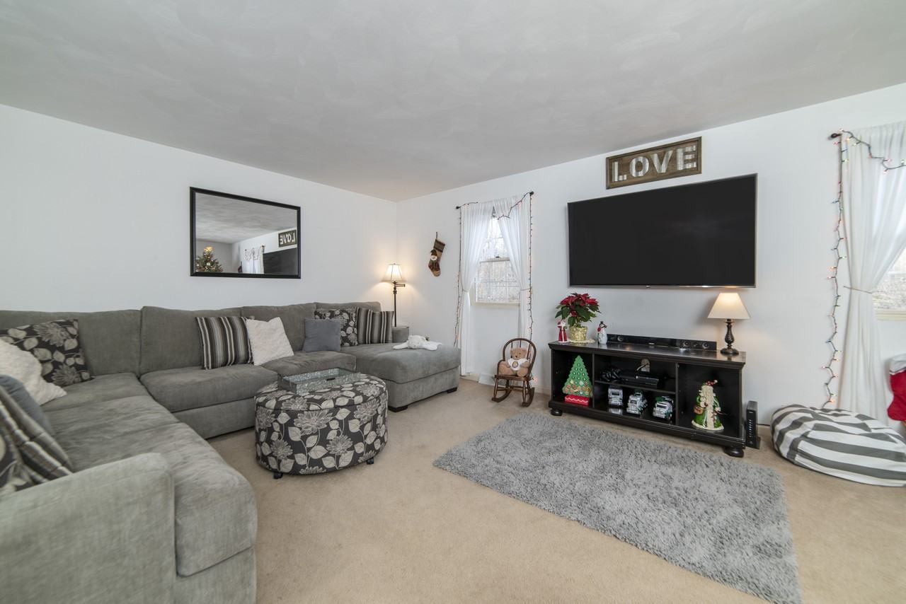 124 Northeast Drive - Photo 3 of 16