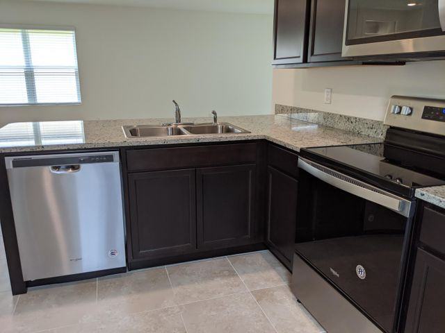 11333 Southwest Patterson Street - Photo 2 of 6