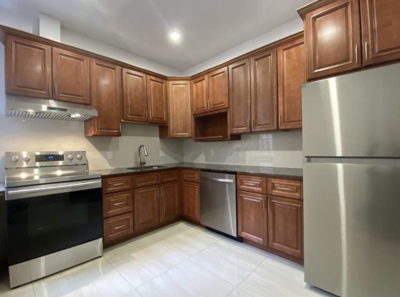 4455 Av Coolbrook - Photo 2 of 7