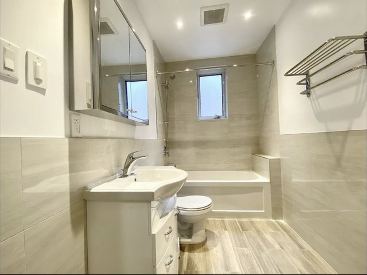 4455 Av Coolbrook - Photo 3 of 7