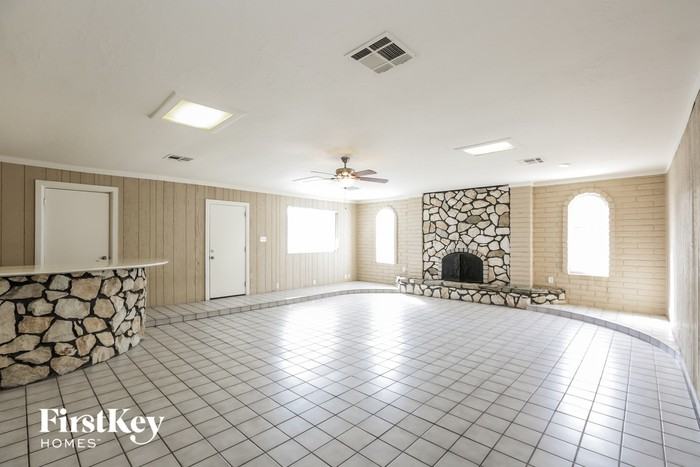1035 E Millett Ave - Photo 3 of 15