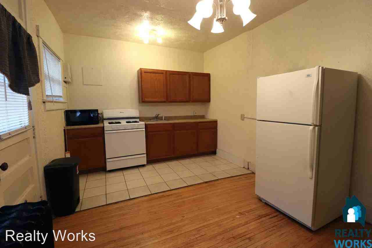 300 S 16th St - Photo 2 of 5