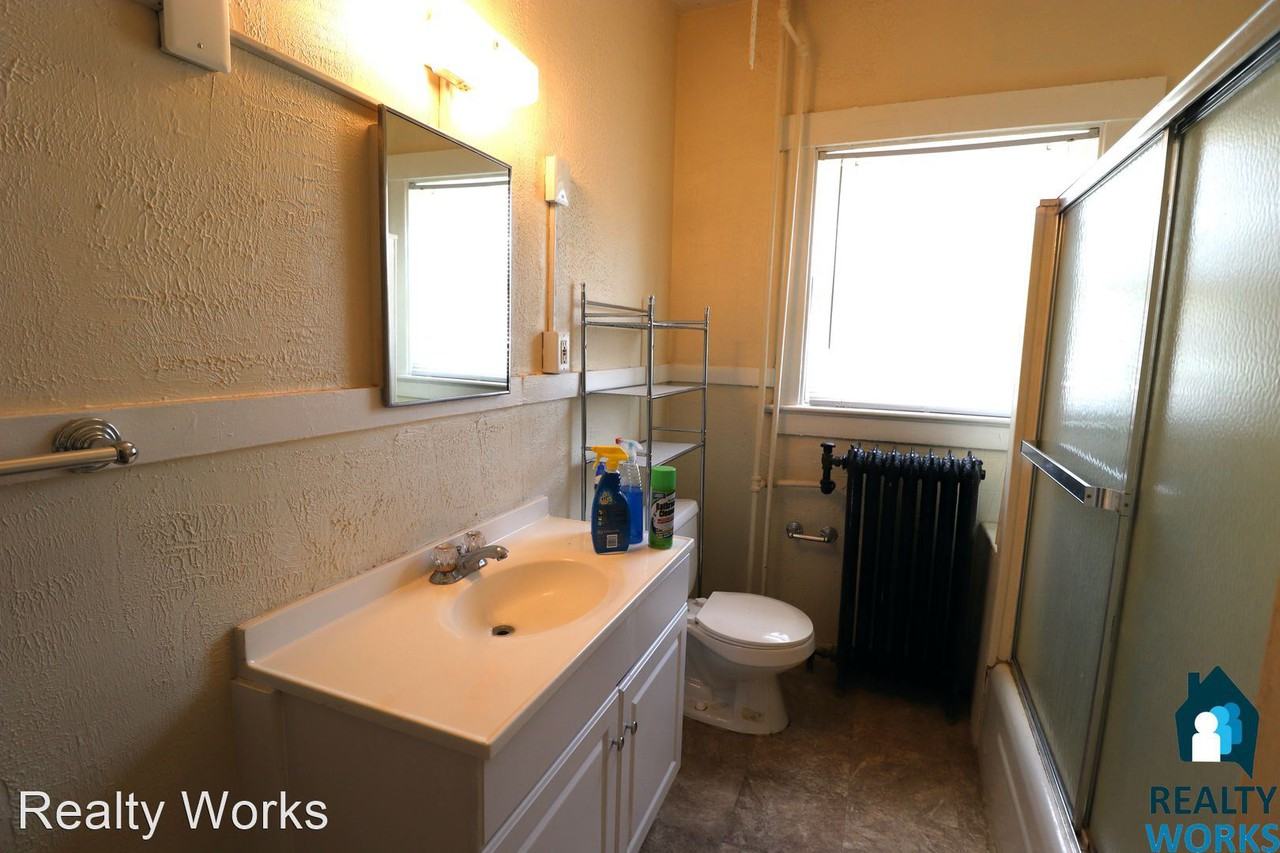 300 S 16th St - Photo 3 of 5