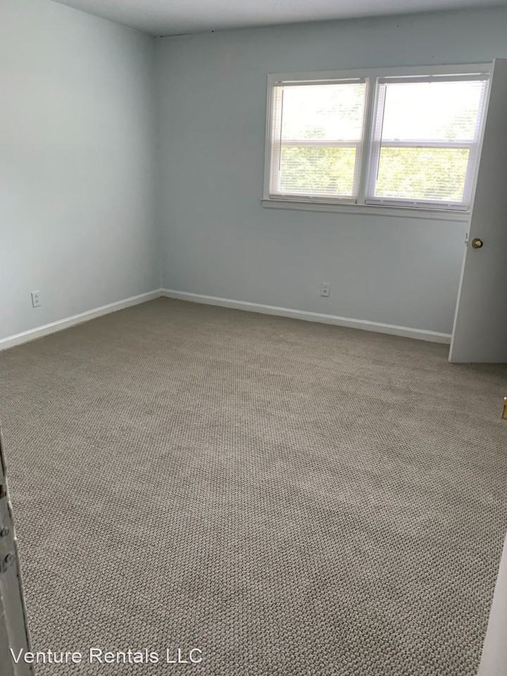 210 E Catawba Ave - Photo 3 of 3