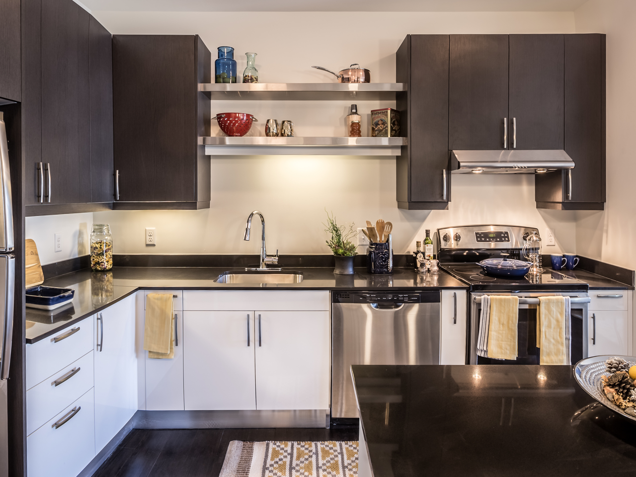 Alister Deco - Photo 2 of 100