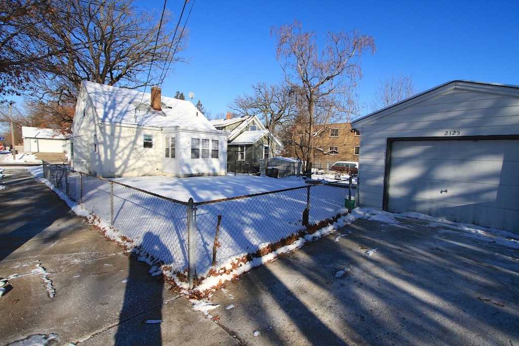 2125 N 44th Ave - Photo 2 of 11