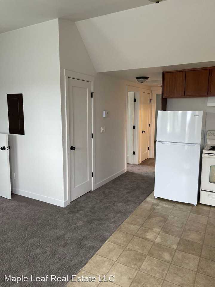 1628 N 45th St Uppr - Photo 3 of 18