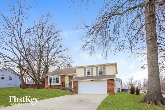 1208 Ne 73rd St - Photo 2 of 15