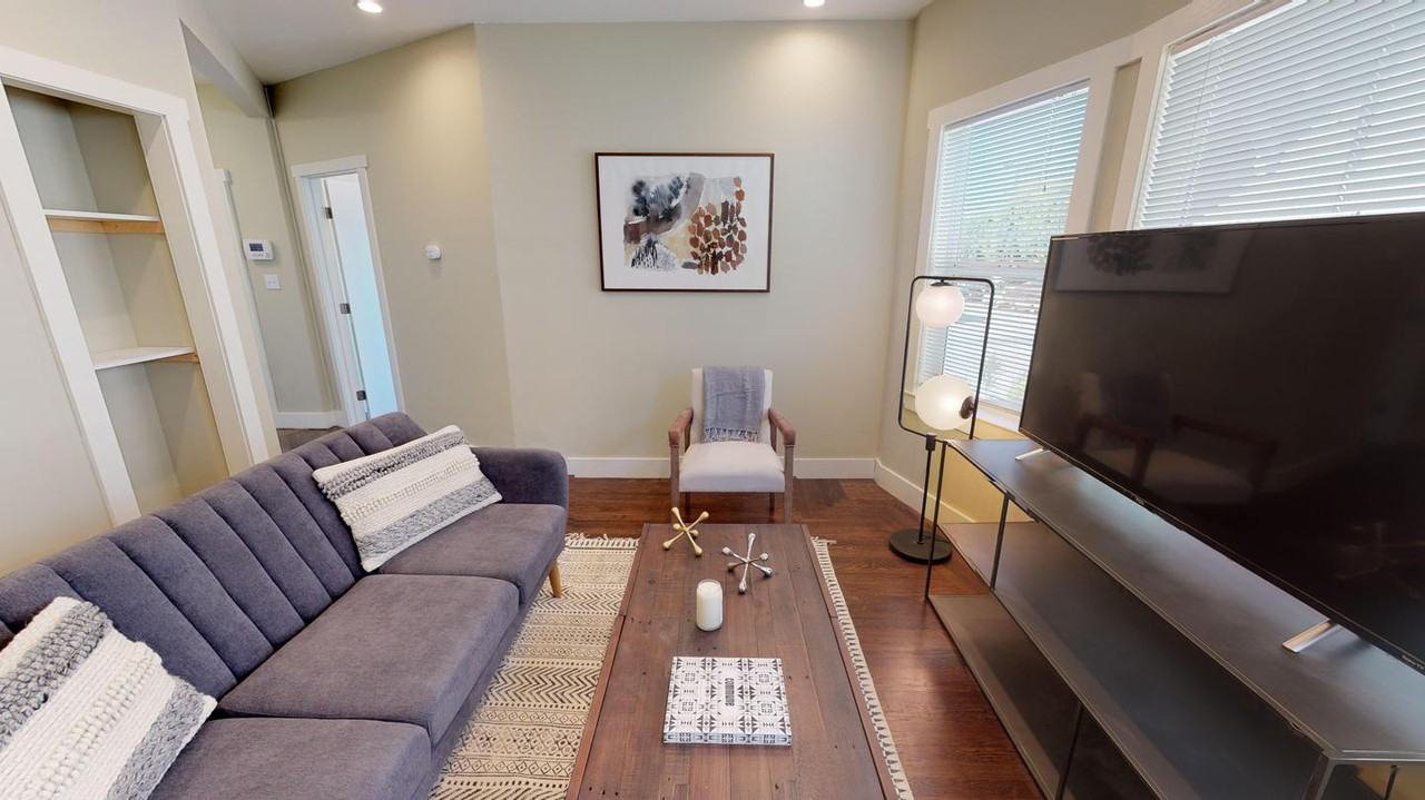 Lovely Santa Fe home with charming backyard - Photo 2 of 12
