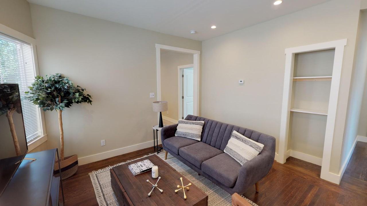 Lovely Santa Fe home with charming backyard - Photo 4 of 12