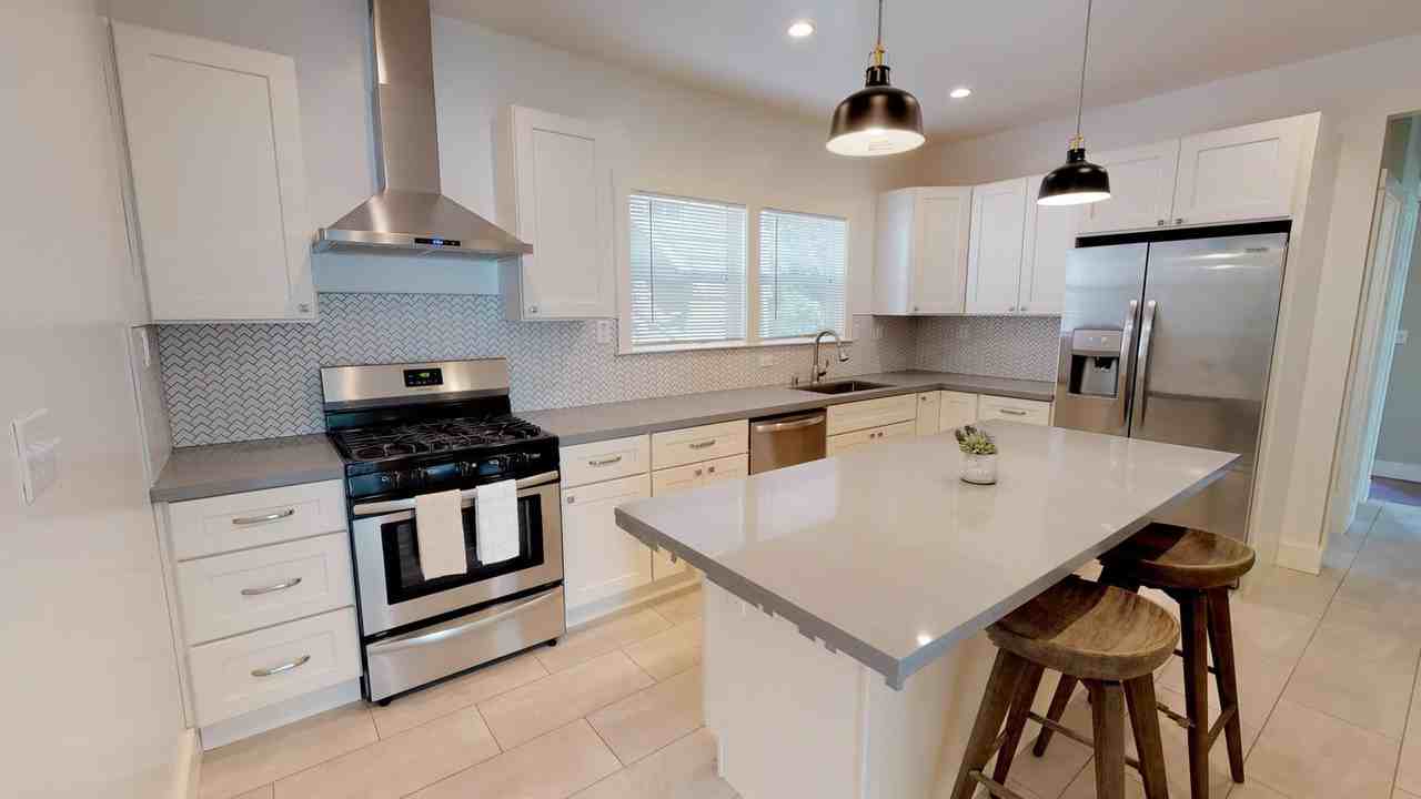 Lovely Santa Fe home with charming backyard - Photo 7 of 12