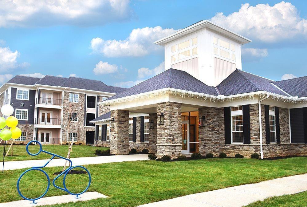 8395 Edgemoor Dr W - Photo 3 of 17