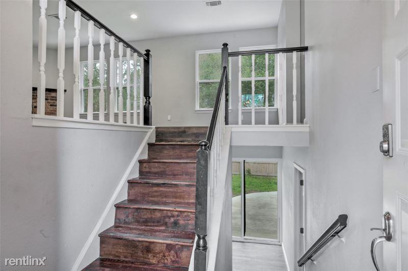 9 Hasting Oak Ct - Photo 3 of 18