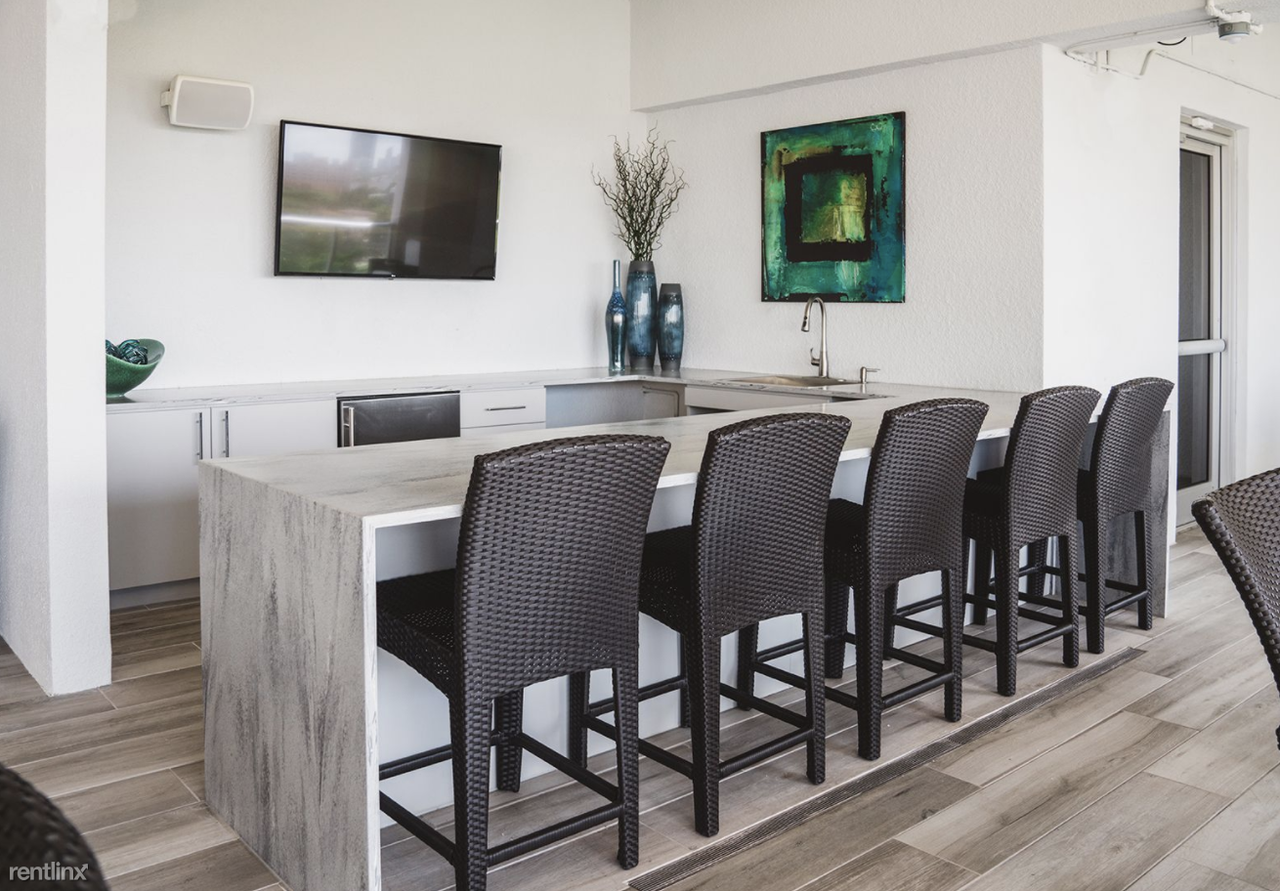 1010 NW 11th St - Photo 3 of 8