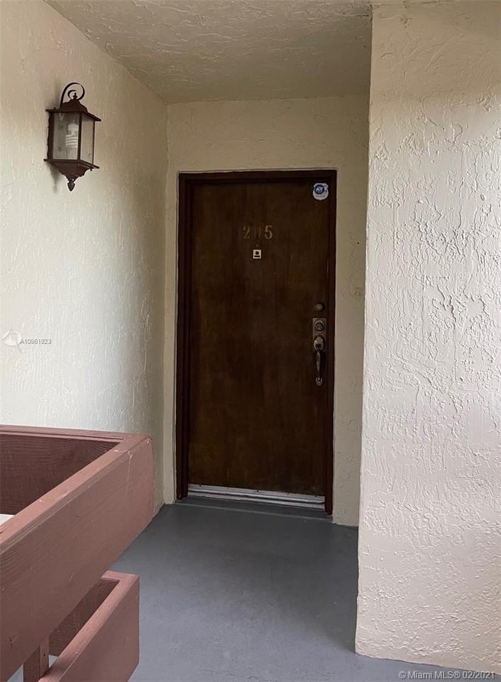 9070 Southwest 125th Avenue - Photo 3 of 16