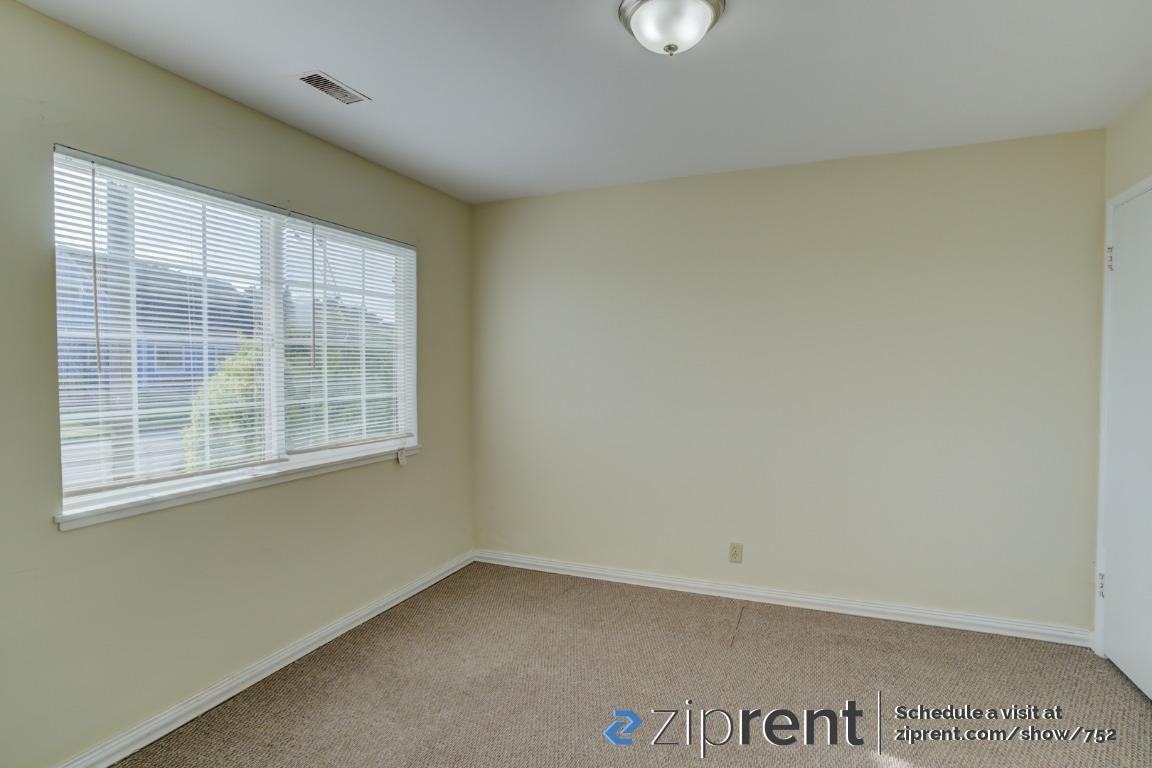 683 Lockhaven Dr - Photo 3 of 14