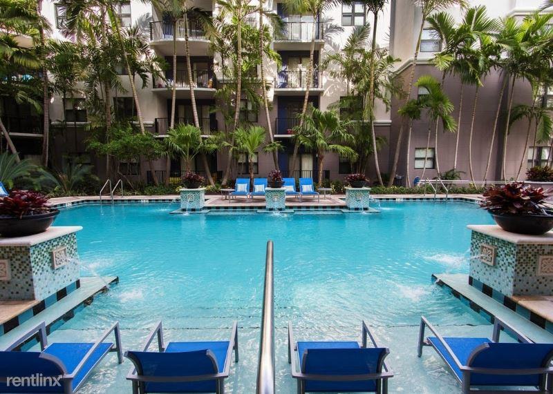 340 340 NE 4th Ave 2 brm/2 bath - Photo 2 of 14