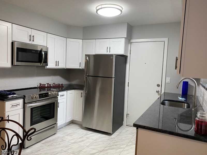 2 Rolling Ridge Rd Apt A - Photo 3 of 16