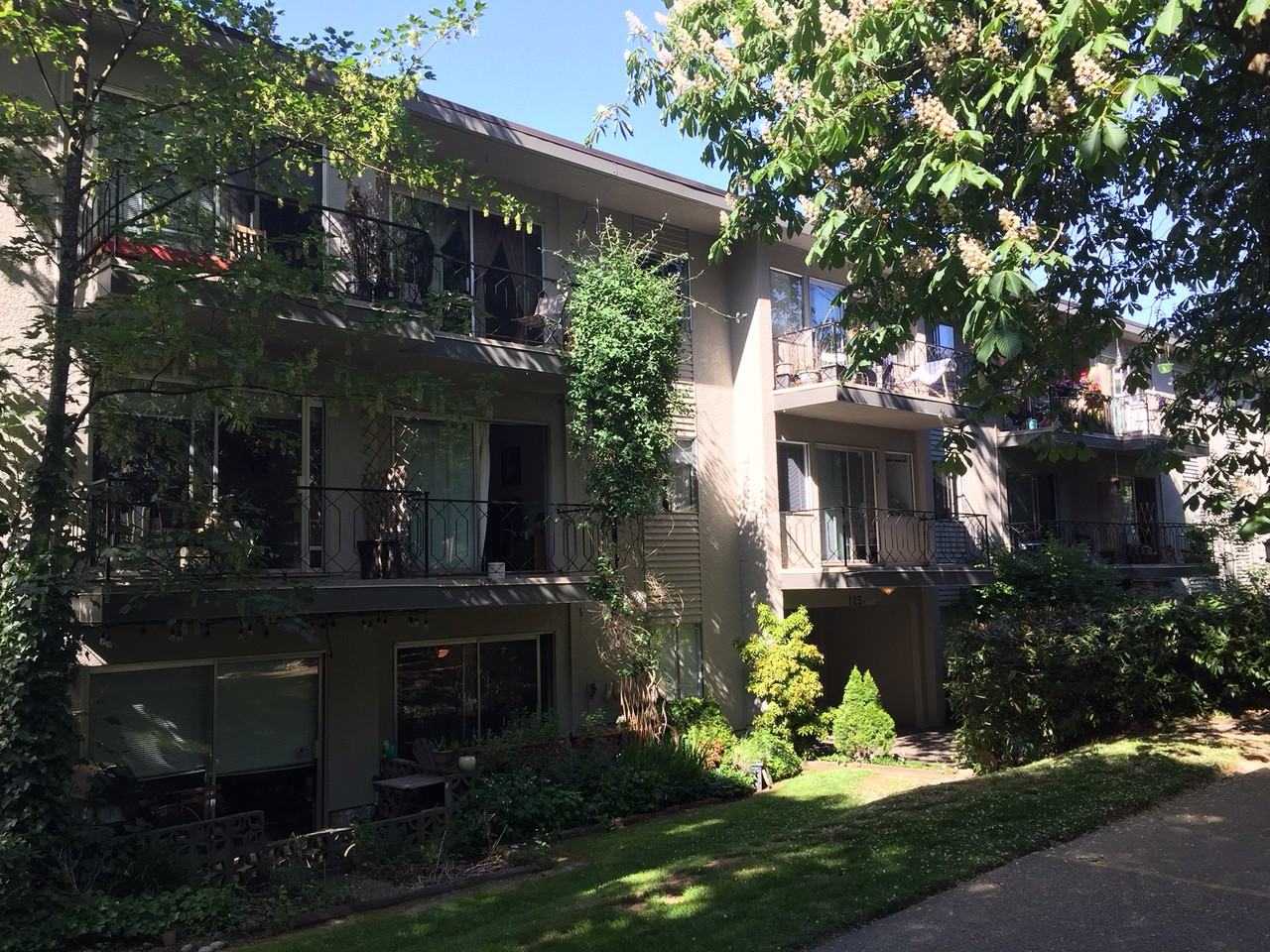 Royal View Manor - Photo 2 of 3